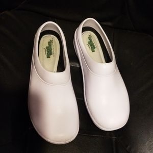 Nursing  clogs